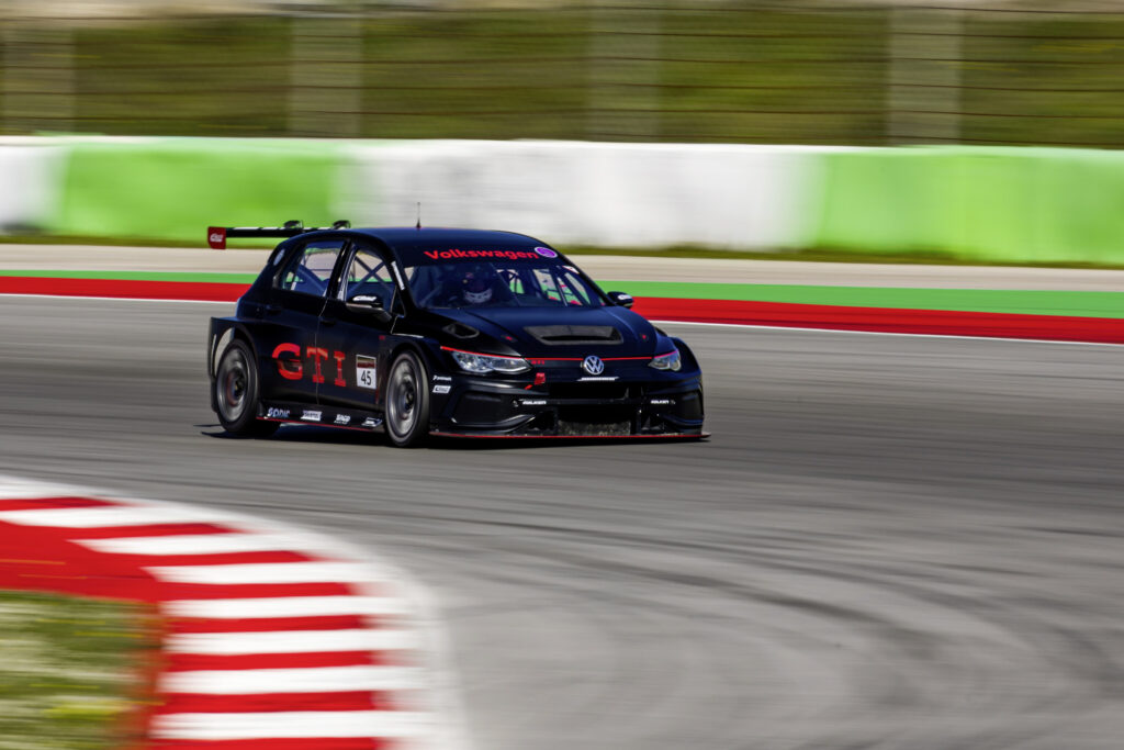 VOLKSWAGEN CELEBRA EL ESTRENO MUNDIAL DEL GTI EN LAS 24 HORAS DE NÜRBURGRING